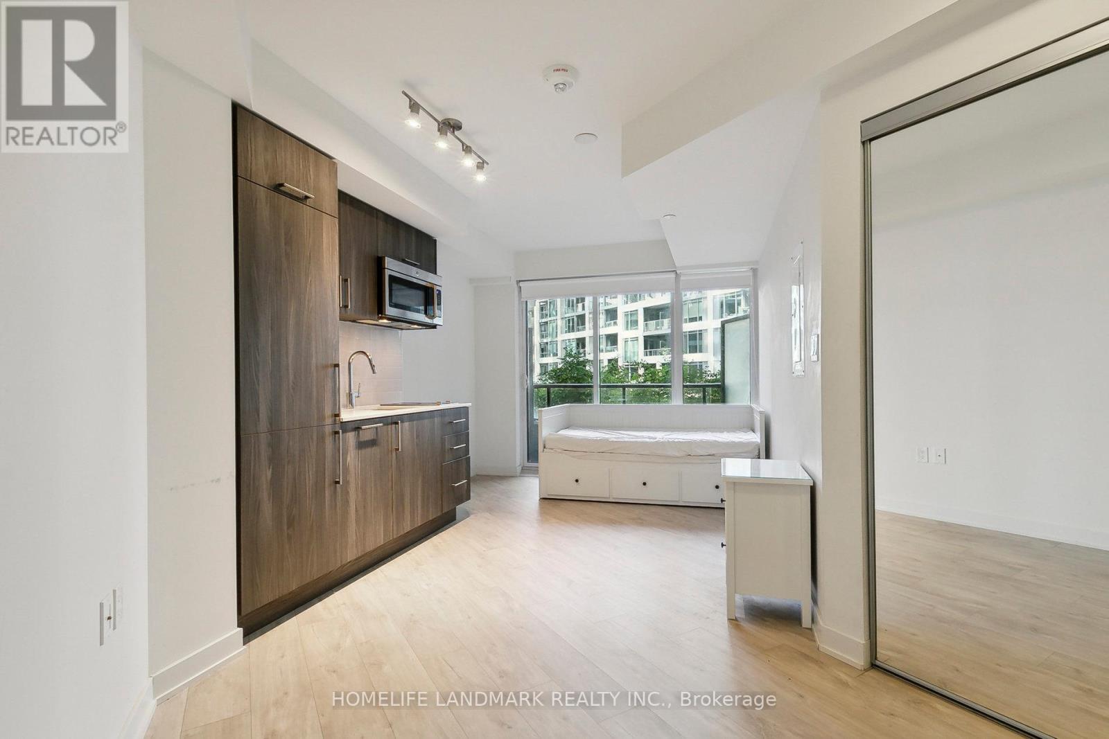 Photo 1 of 301 W 27 Bathurst Street, Toronto ON