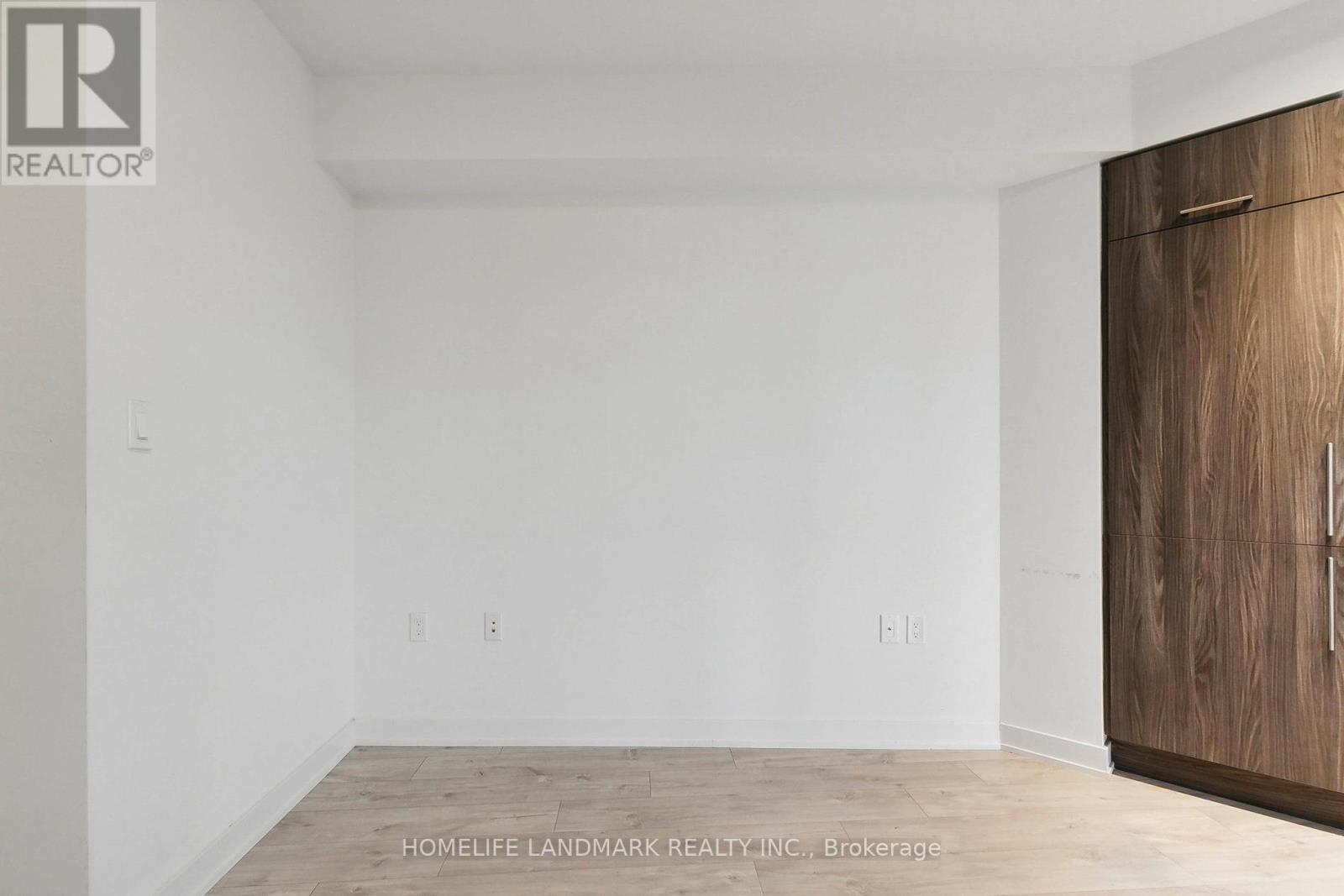Photo 6 of 301 W 27 Bathurst Street, Toronto ON