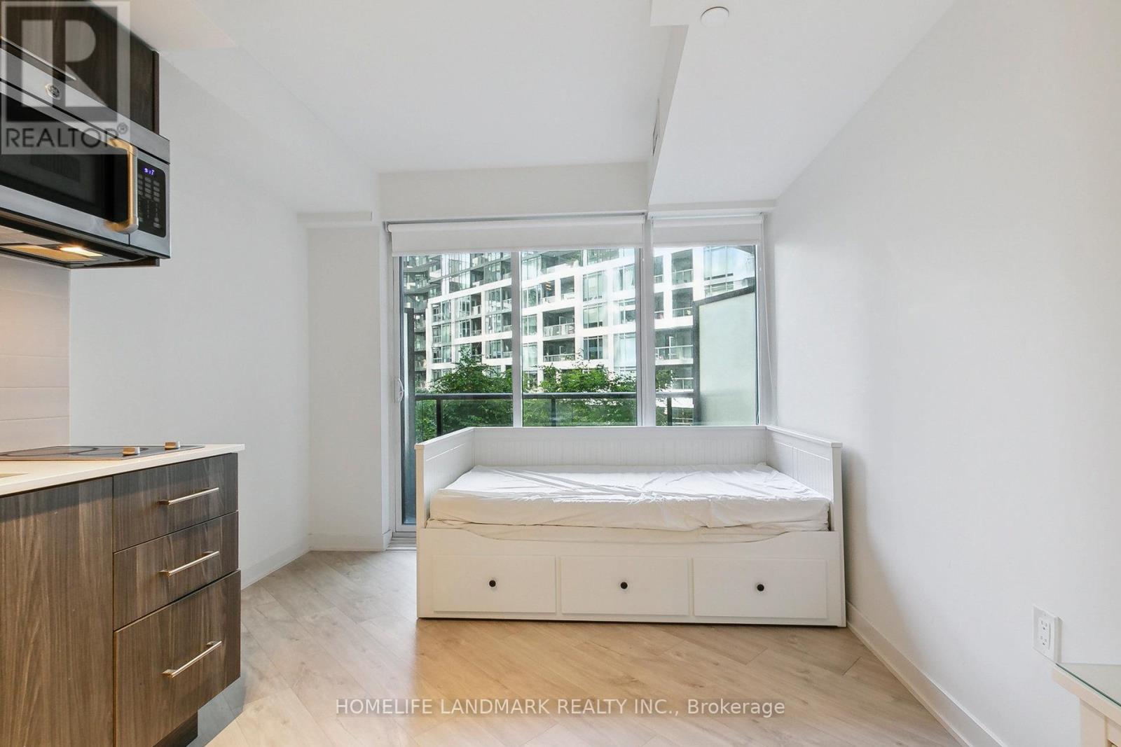 Photo 9 of 301 W 27 Bathurst Street, Toronto ON