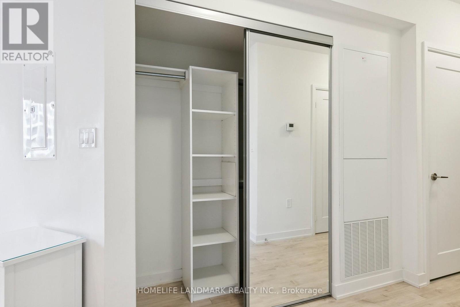 Photo 5 of 301 W 27 Bathurst Street, Toronto ON