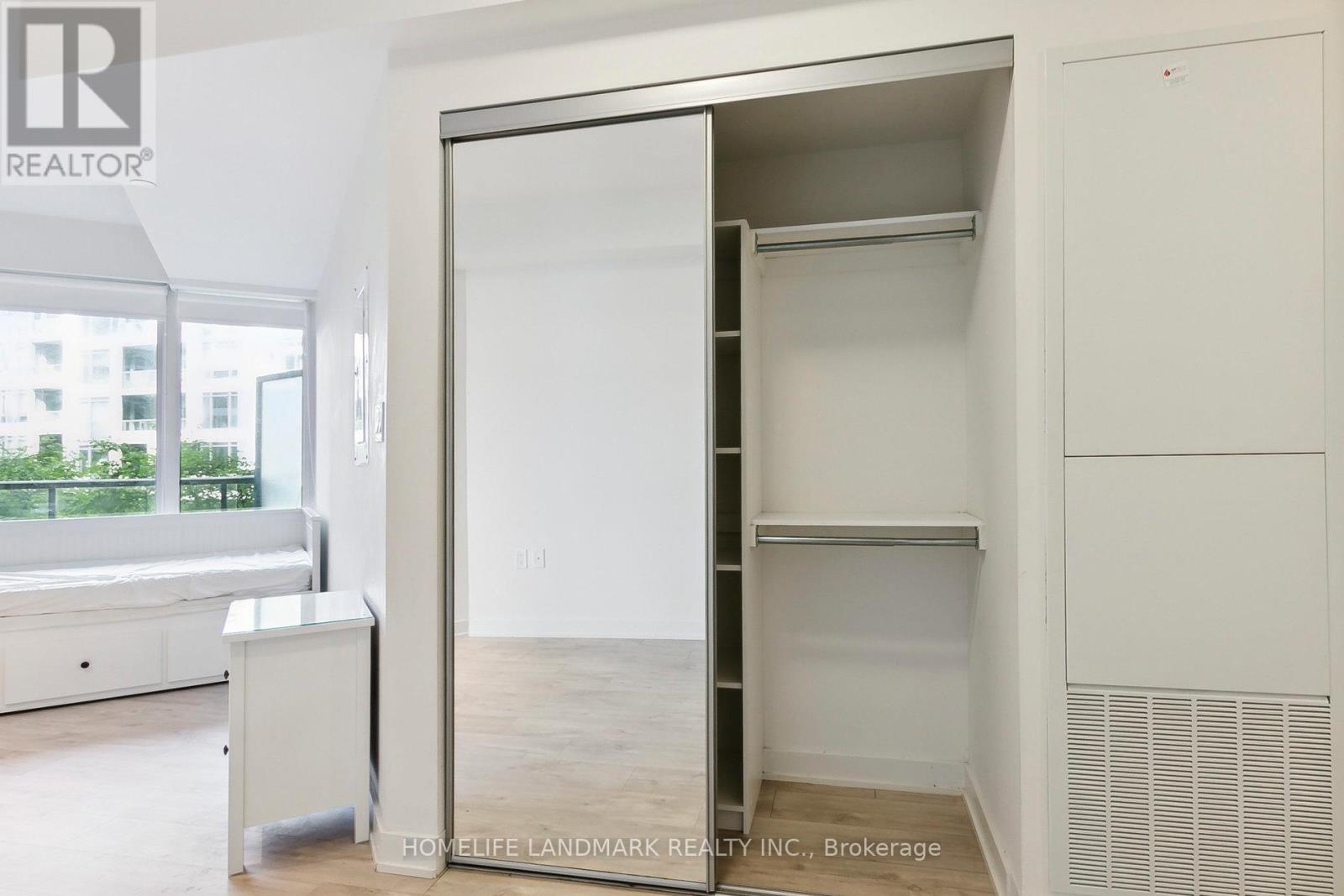 Photo 11 of 301 W 27 Bathurst Street, Toronto ON