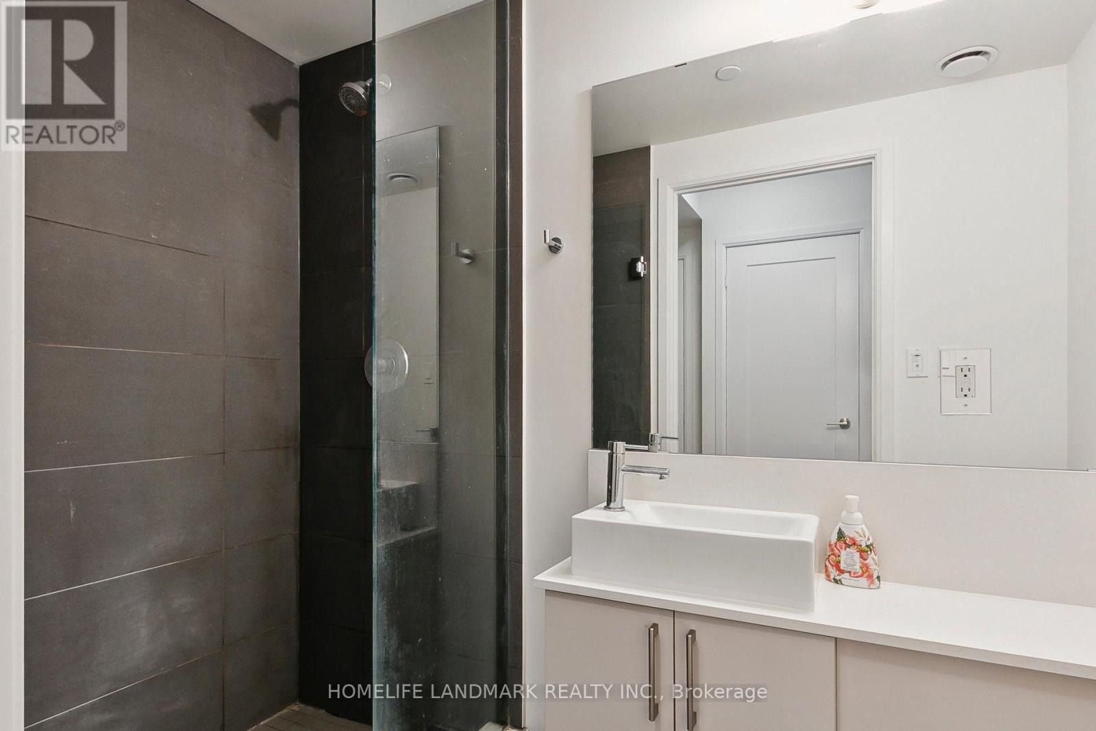 Photo 13 of 301 W 27 Bathurst Street, Toronto ON