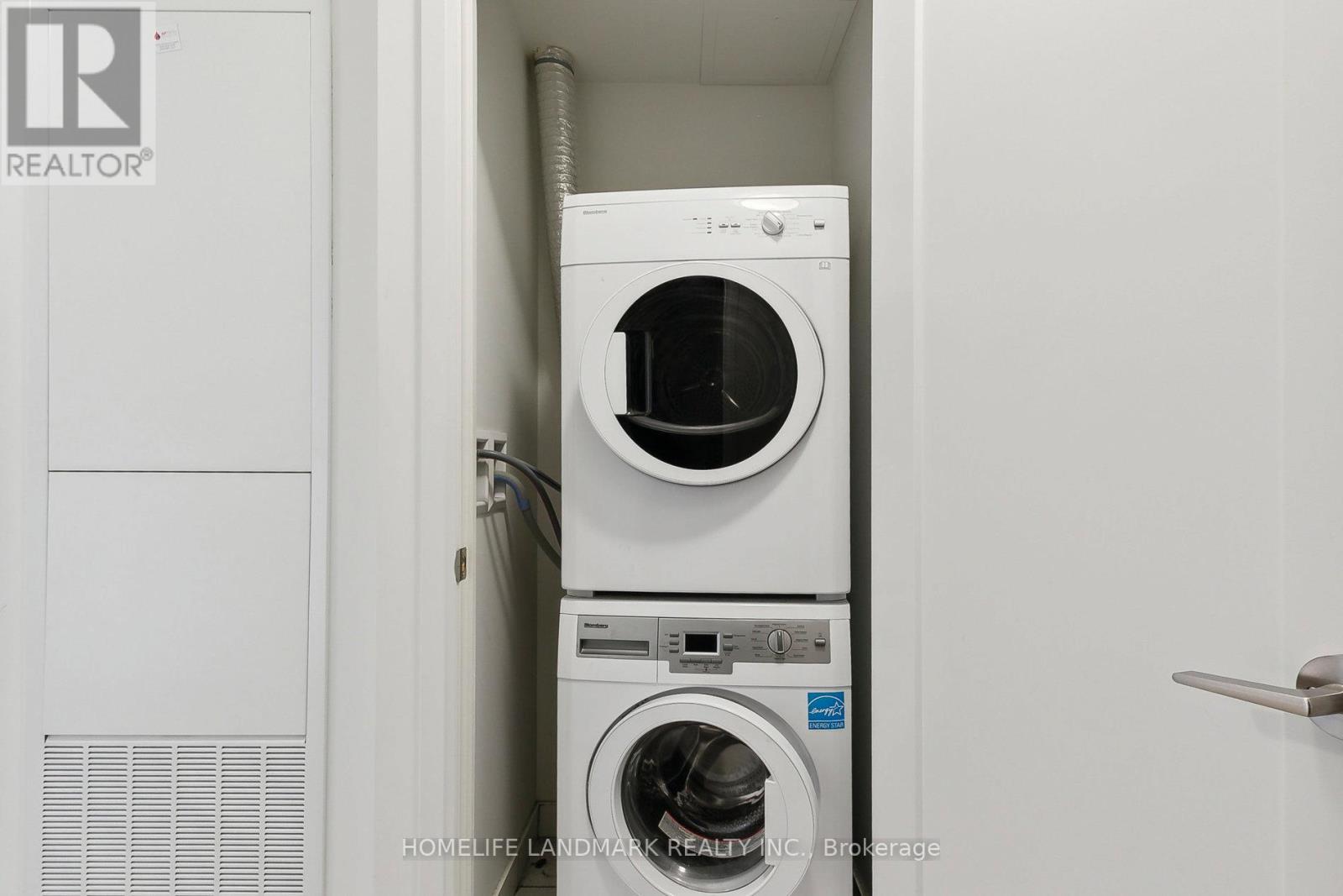Photo 7 of 301 W 27 Bathurst Street, Toronto ON