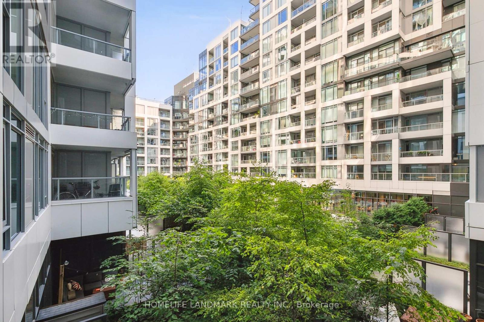 Photo 10 of 301 W 27 Bathurst Street, Toronto ON