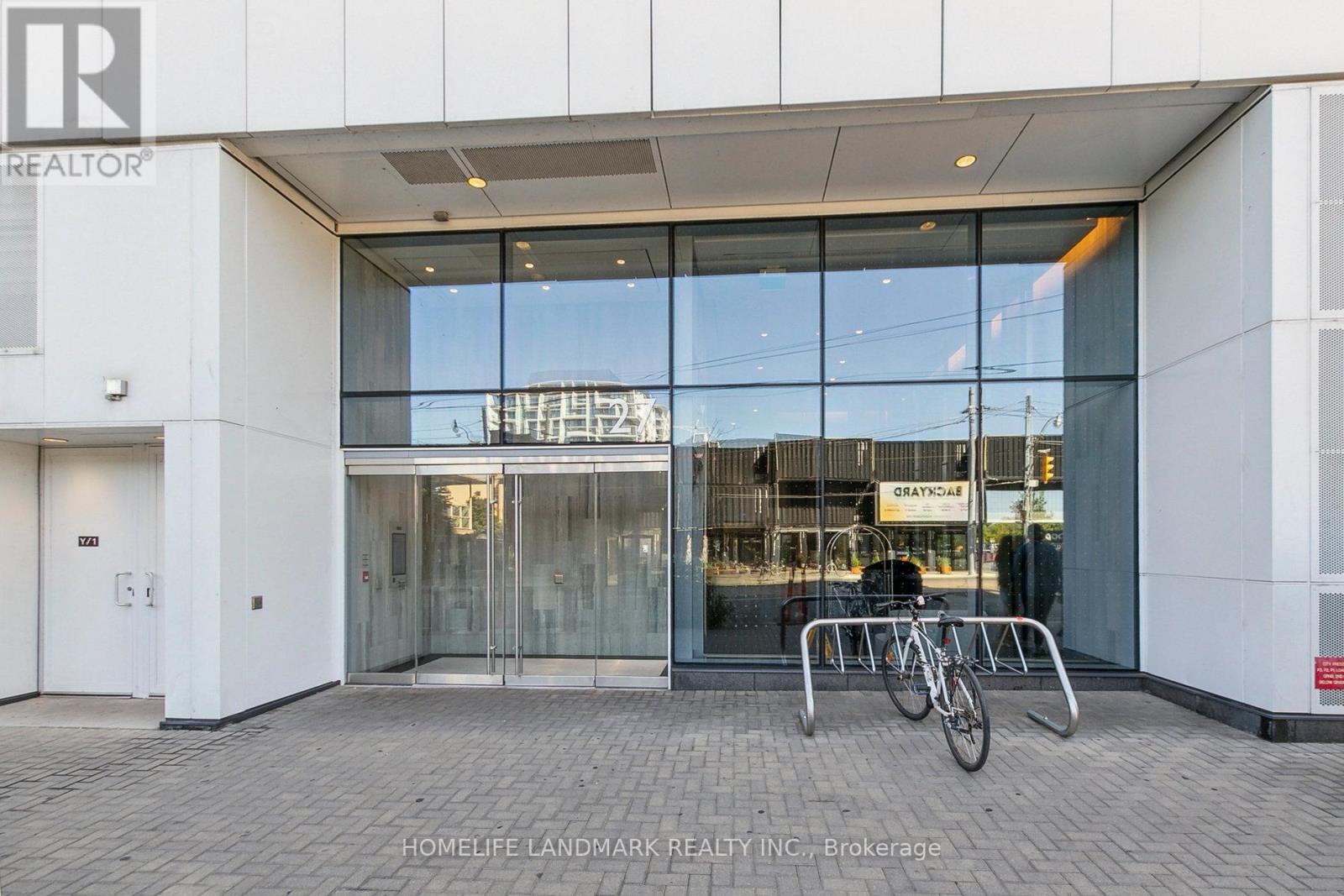 Photo 15 of 301 W 27 Bathurst Street, Toronto ON