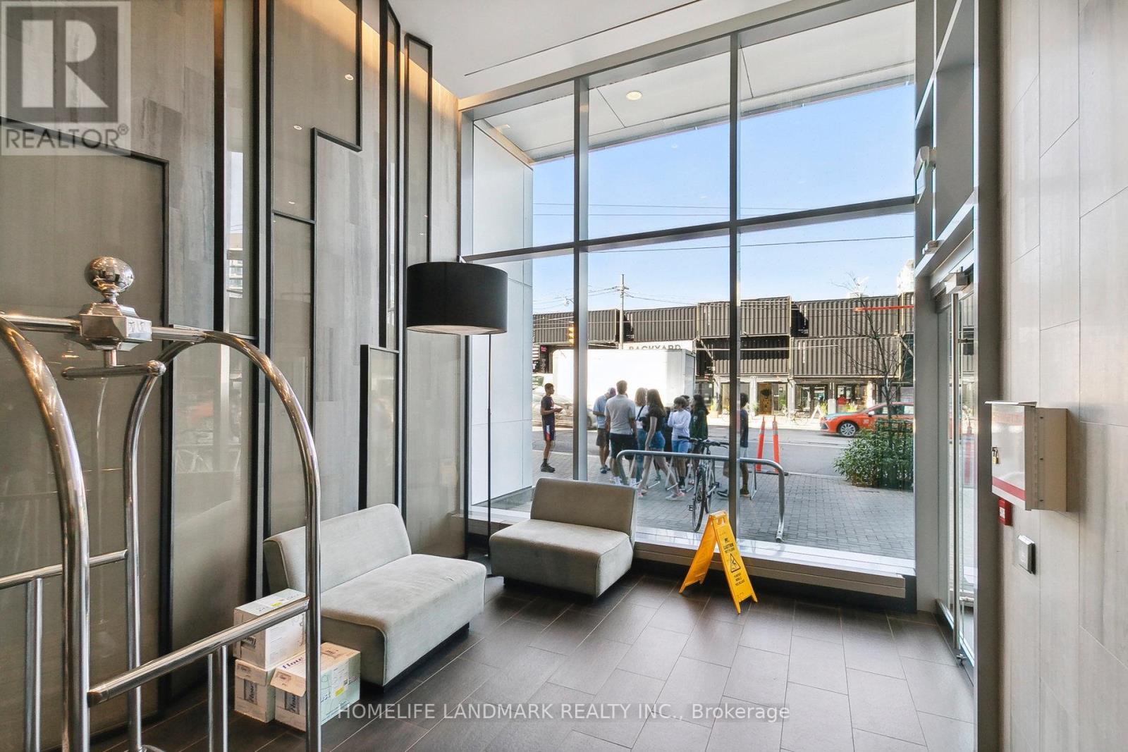 Photo 16 of 301 W 27 Bathurst Street, Toronto ON