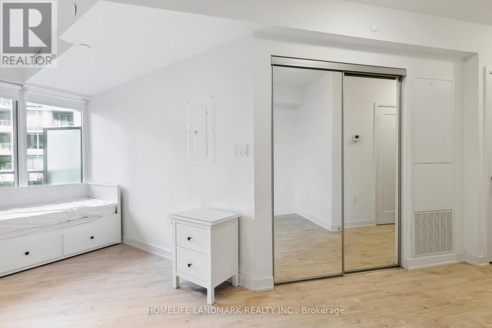 Photo 14 of 301 W 27 Bathurst Street, Toronto ON