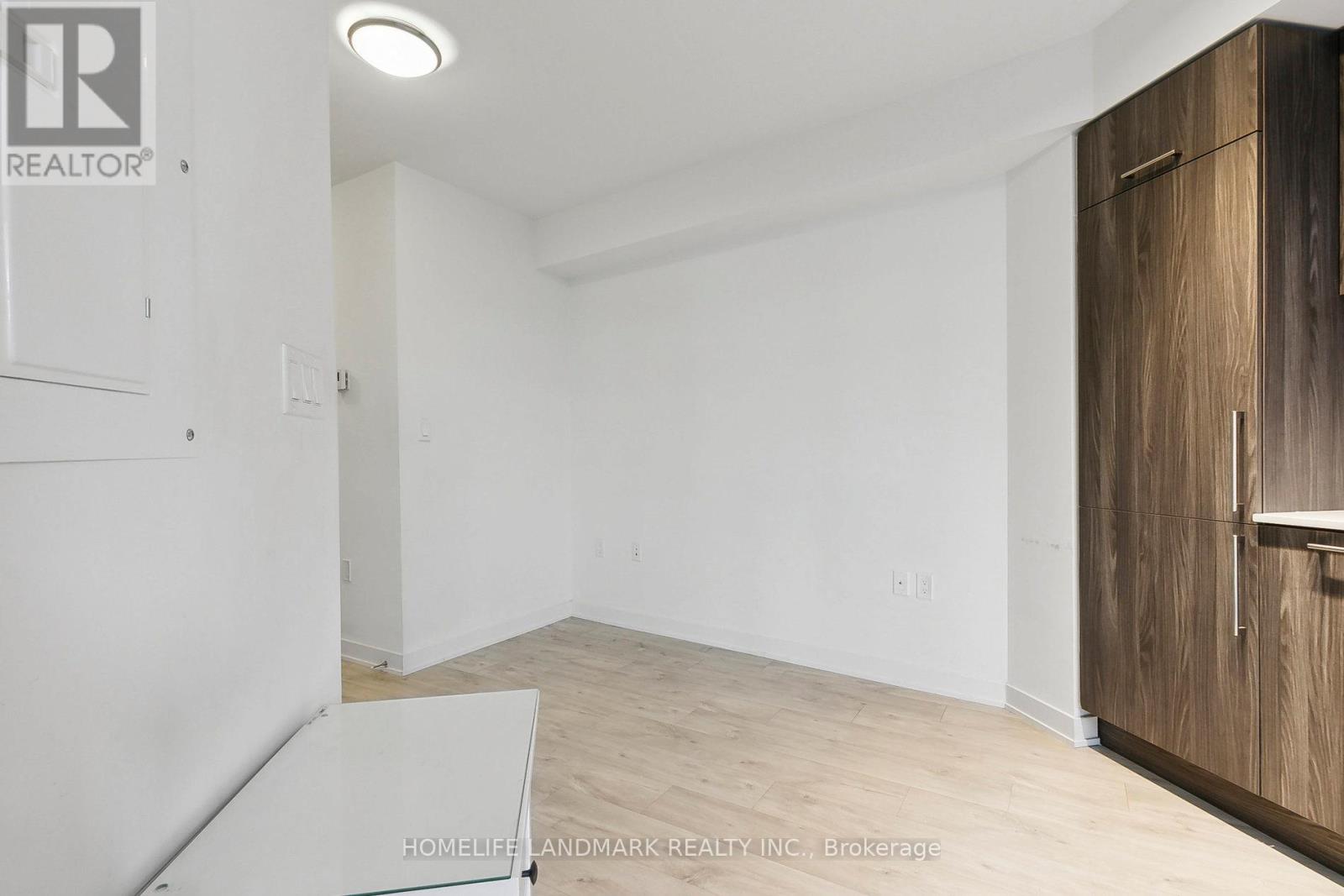 Photo 17 of 301 W 27 Bathurst Street, Toronto ON