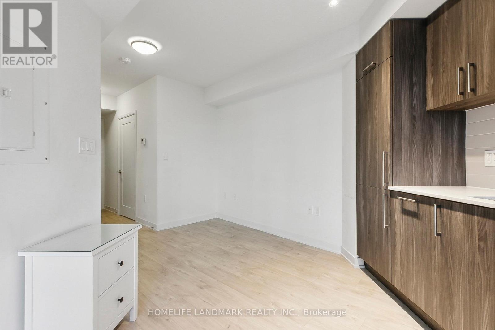 Photo 2 of 301 W 27 Bathurst Street, Toronto ON