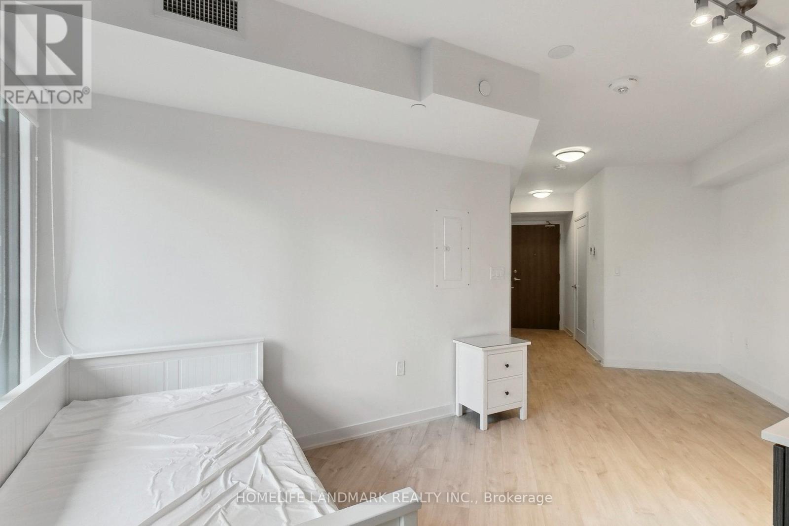 Photo 4 of 301 W 27 Bathurst Street, Toronto ON