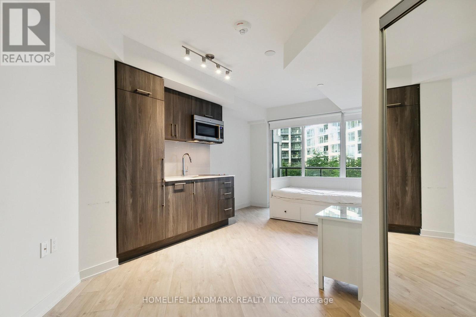 Photo 18 of 301 W 27 Bathurst Street, Toronto ON