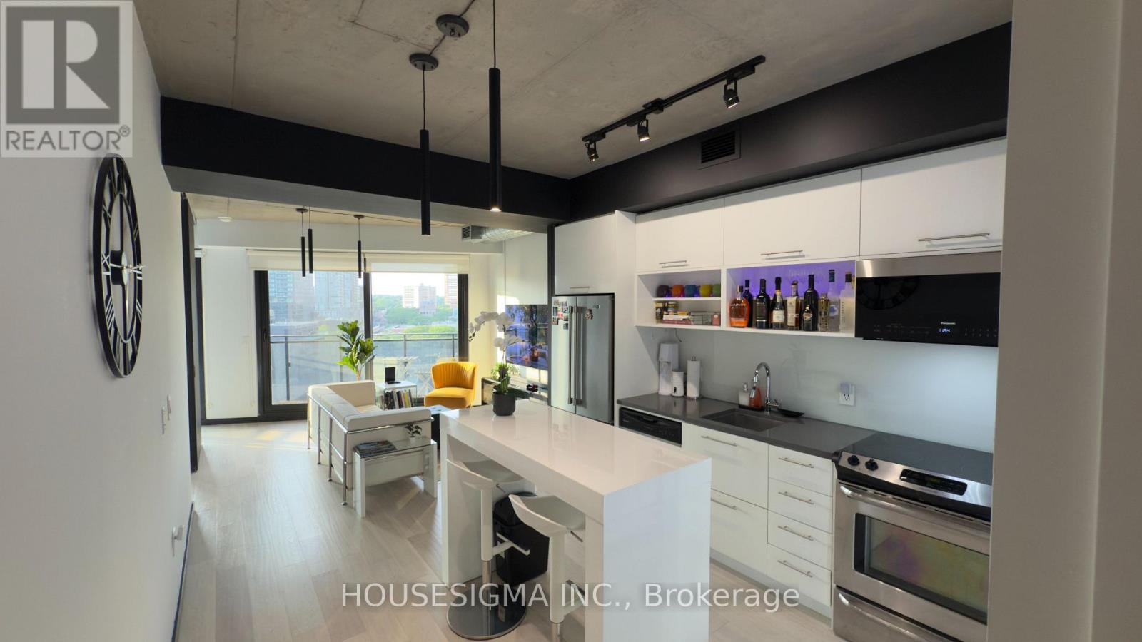 Photo 2 of 901 51 Trolley Crescent, Toronto ON