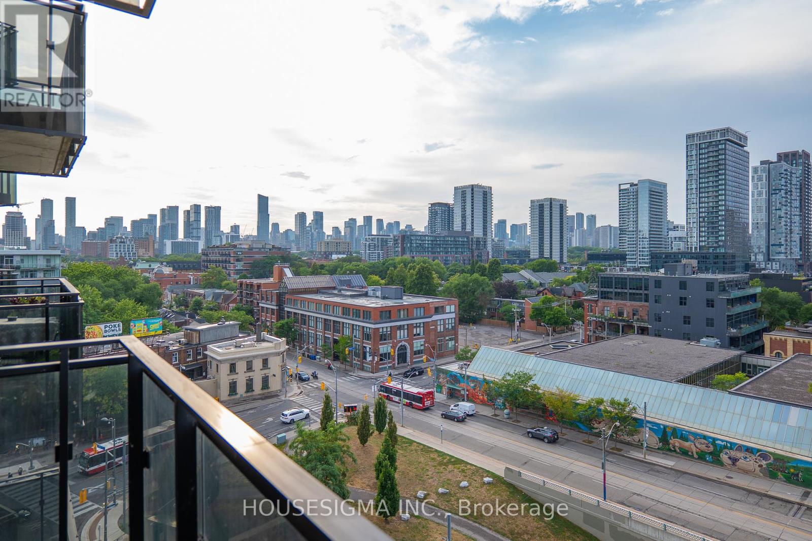 Photo 8 of 901 51 Trolley Crescent, Toronto ON