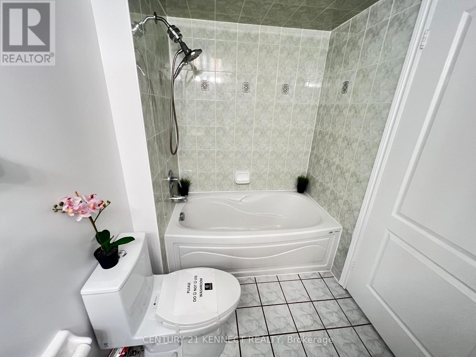 Photo 3 of 1209 18 Sommerset Way N, Toronto ON