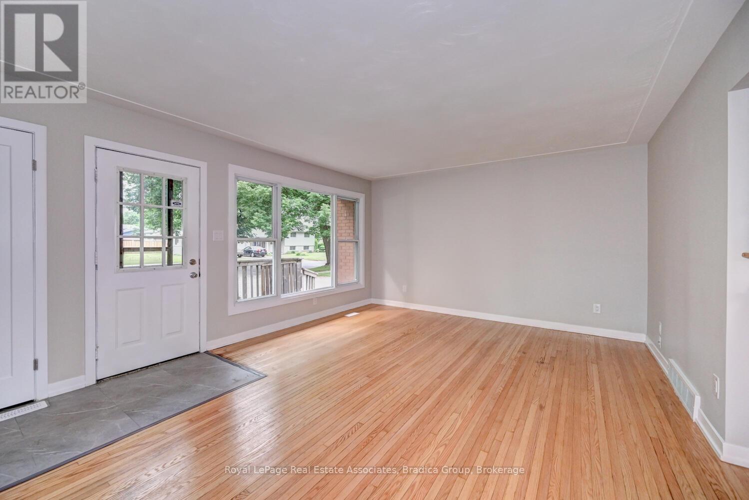 Photo 11 of 110 Conway Drive, Kitchener ON
