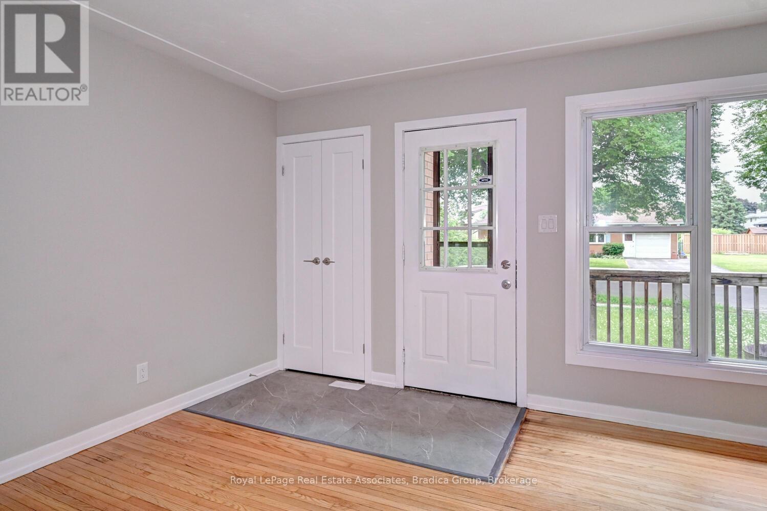 Photo 15 of 110 Conway Drive, Kitchener ON