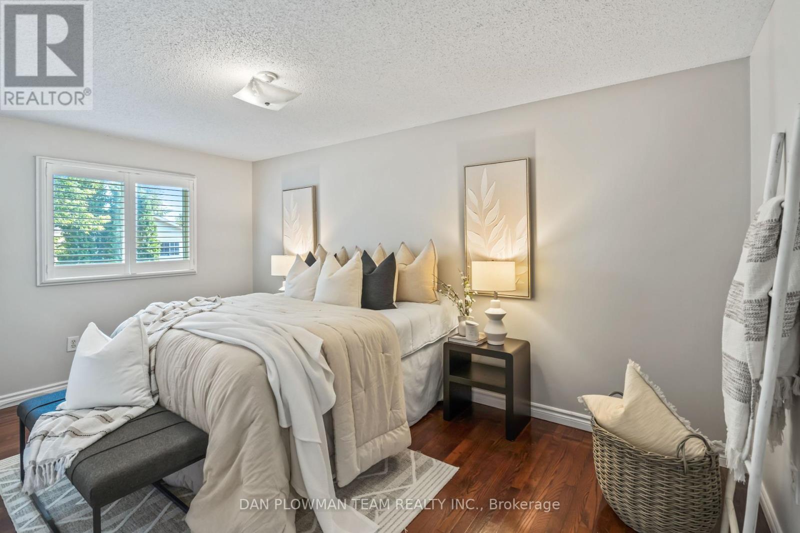 Photo 11 of 9 Schilling Court, Whitby ON