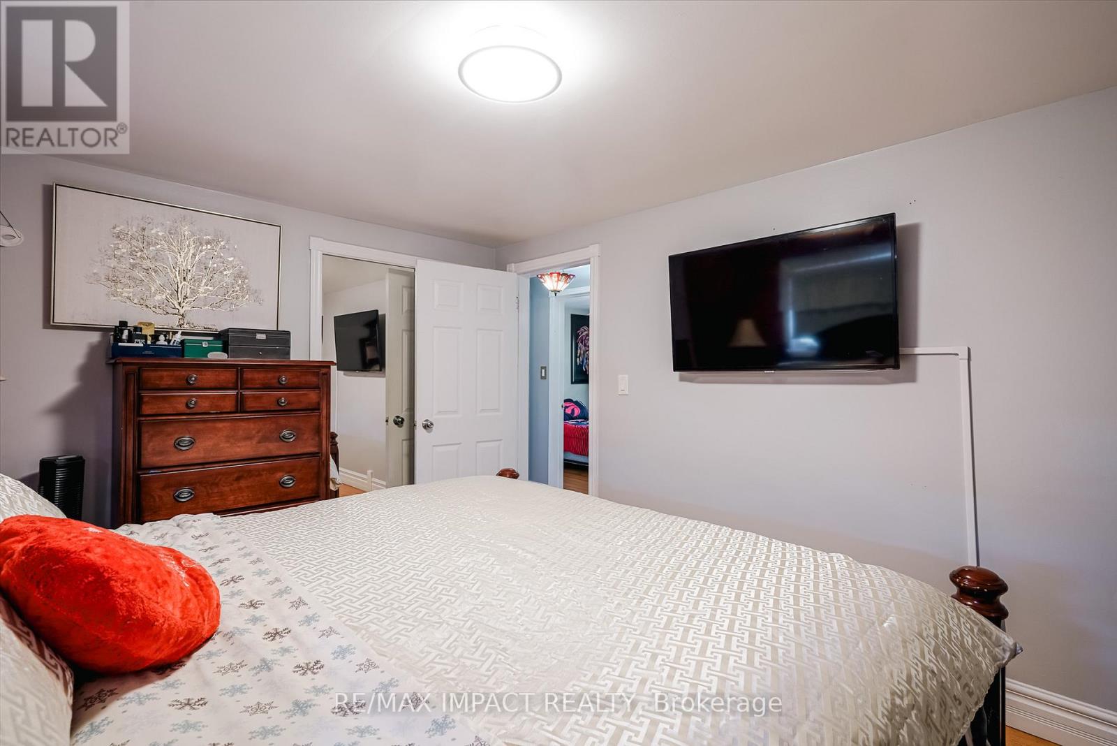 Photo 11 of 415 Jane Avenue, Oshawa ON