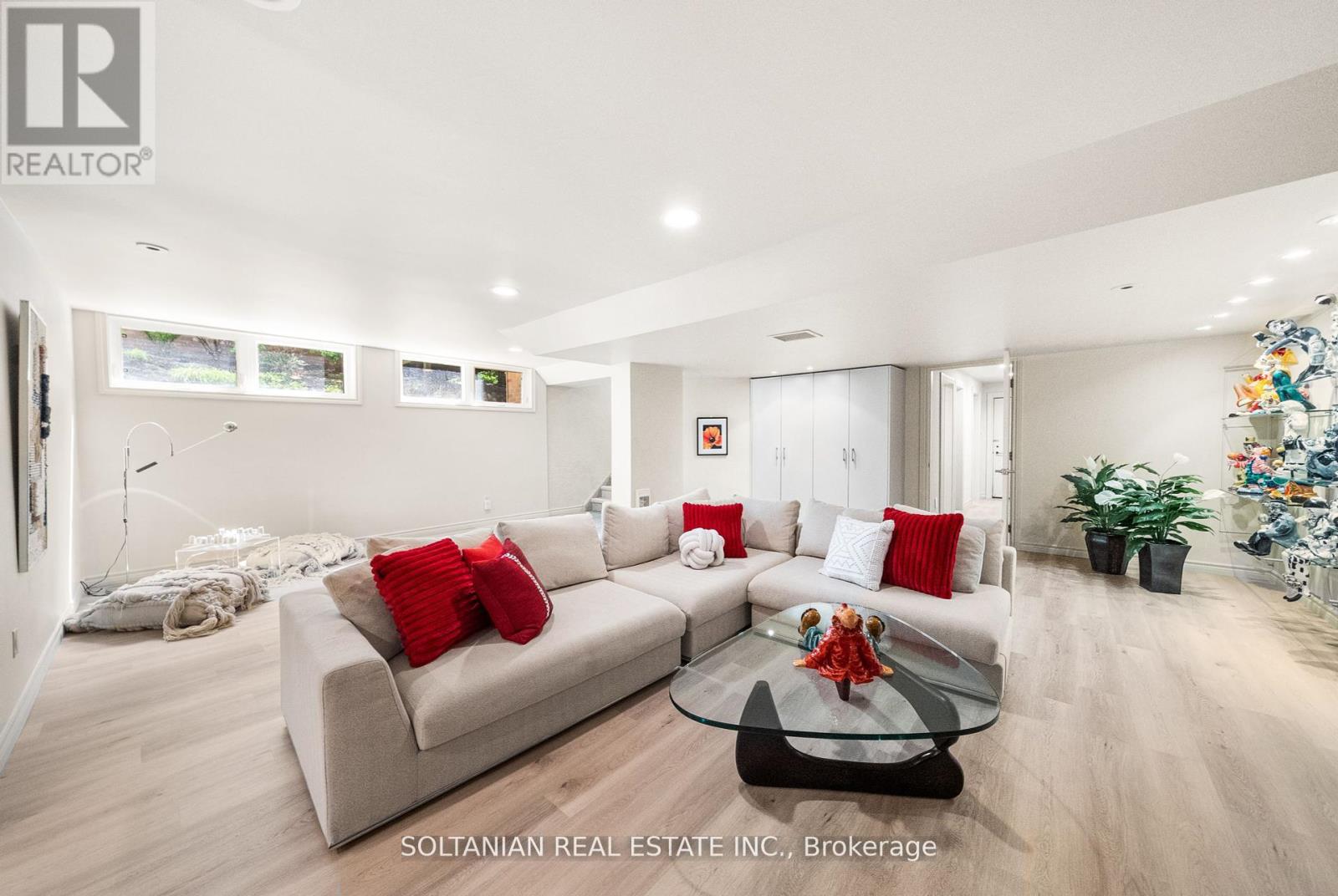 Photo 33 of 18 Old English Lane, Markham ON
