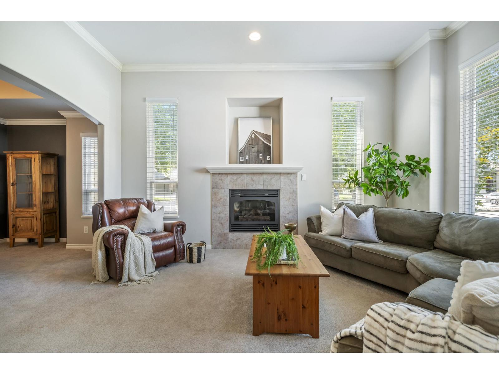 Photo 4 of 16868 61 A Avenue, Surrey BC