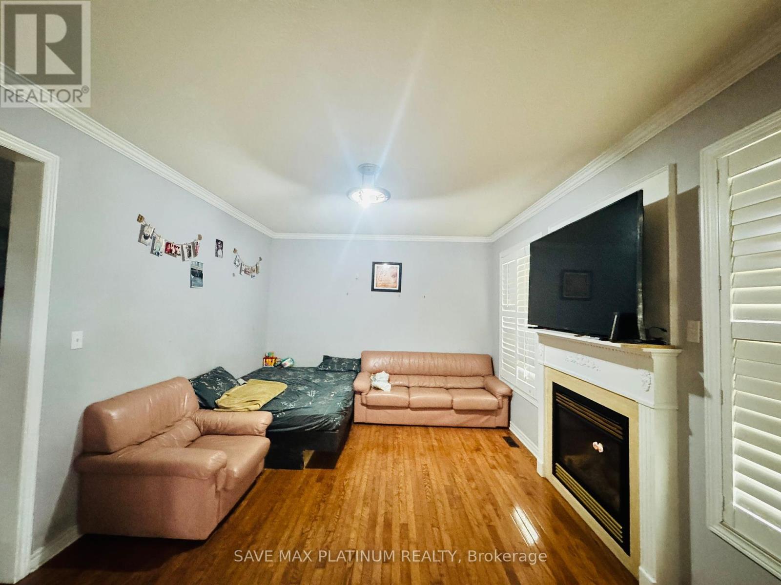 Photo 2 of 38 Chalkfarm Crescent, Brampton ON