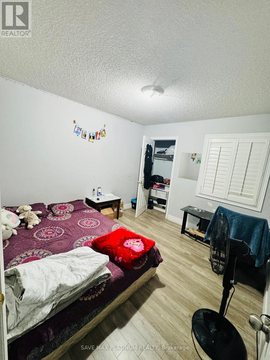 Photo 10 of 38 Chalkfarm Crescent, Brampton ON