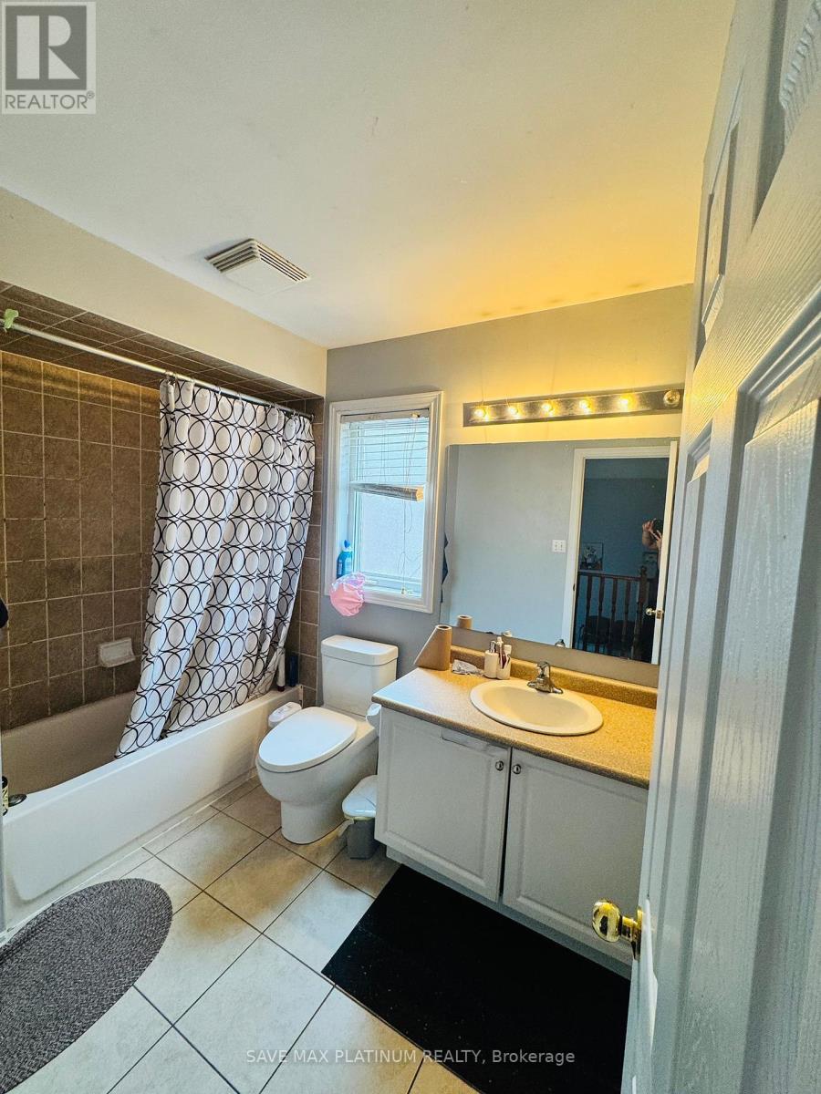 Photo 4 of 38 Chalkfarm Crescent, Brampton ON