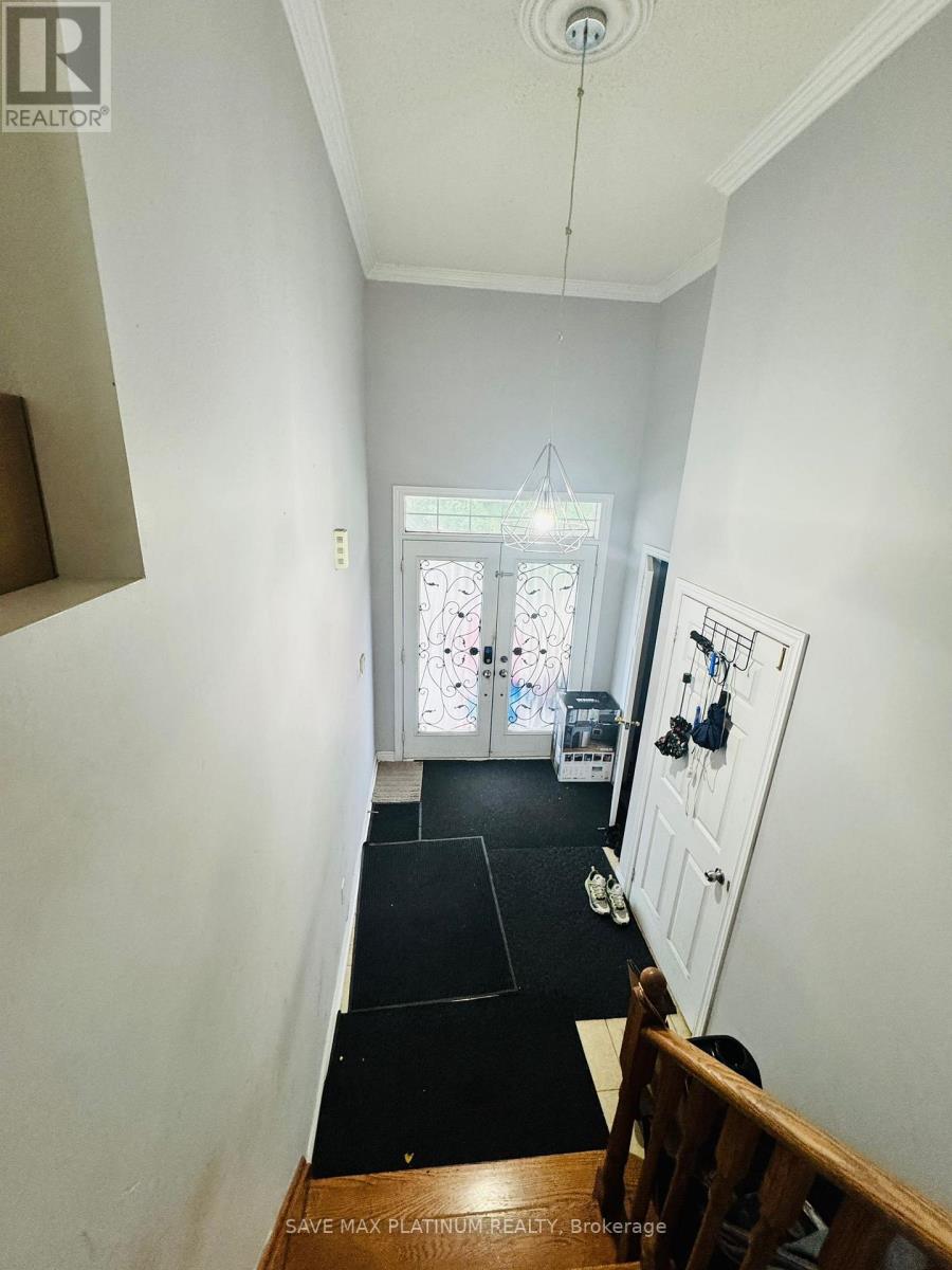 Photo 5 of 38 Chalkfarm Crescent, Brampton ON