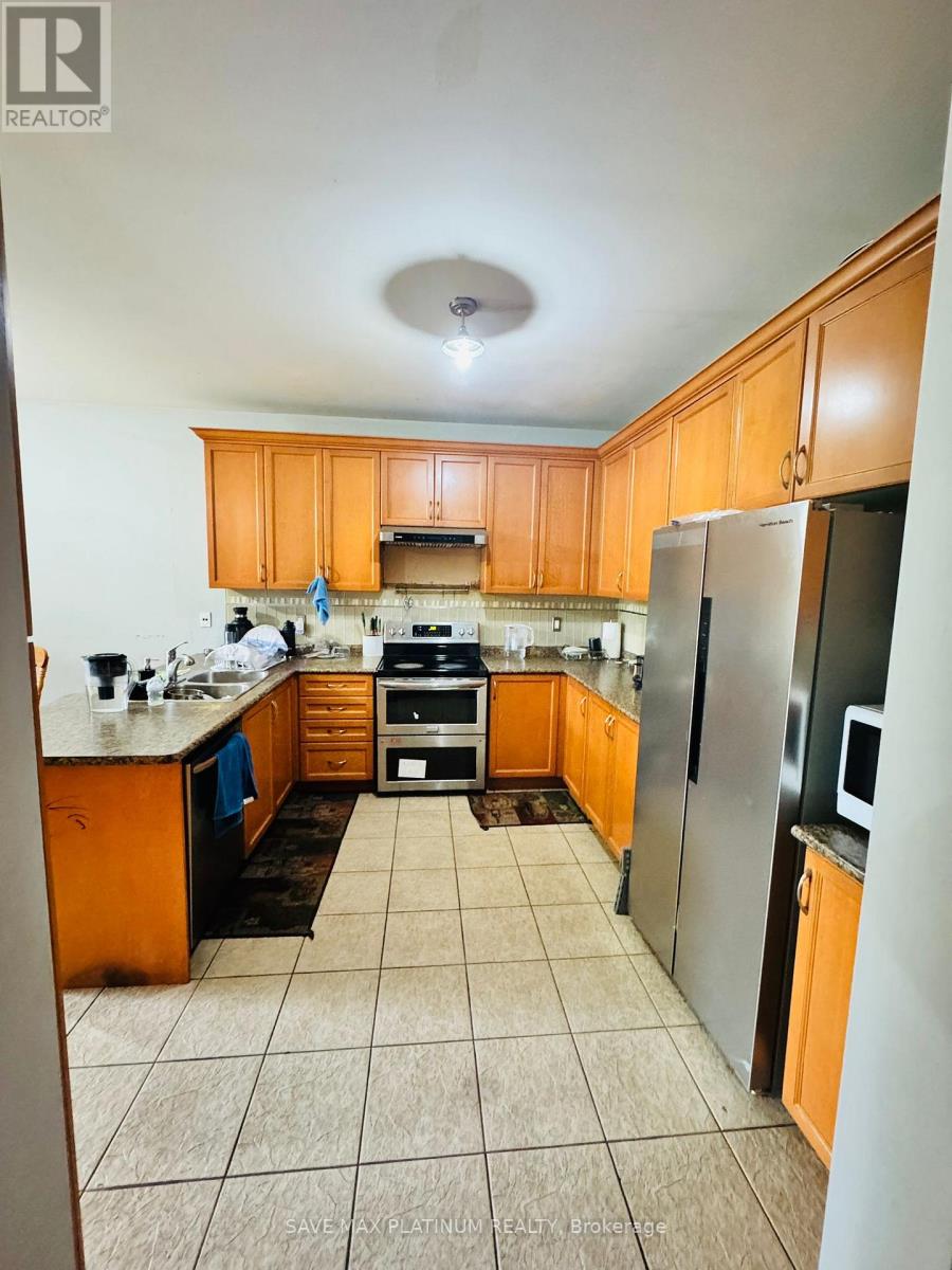 Photo 8 of 38 Chalkfarm Crescent, Brampton ON