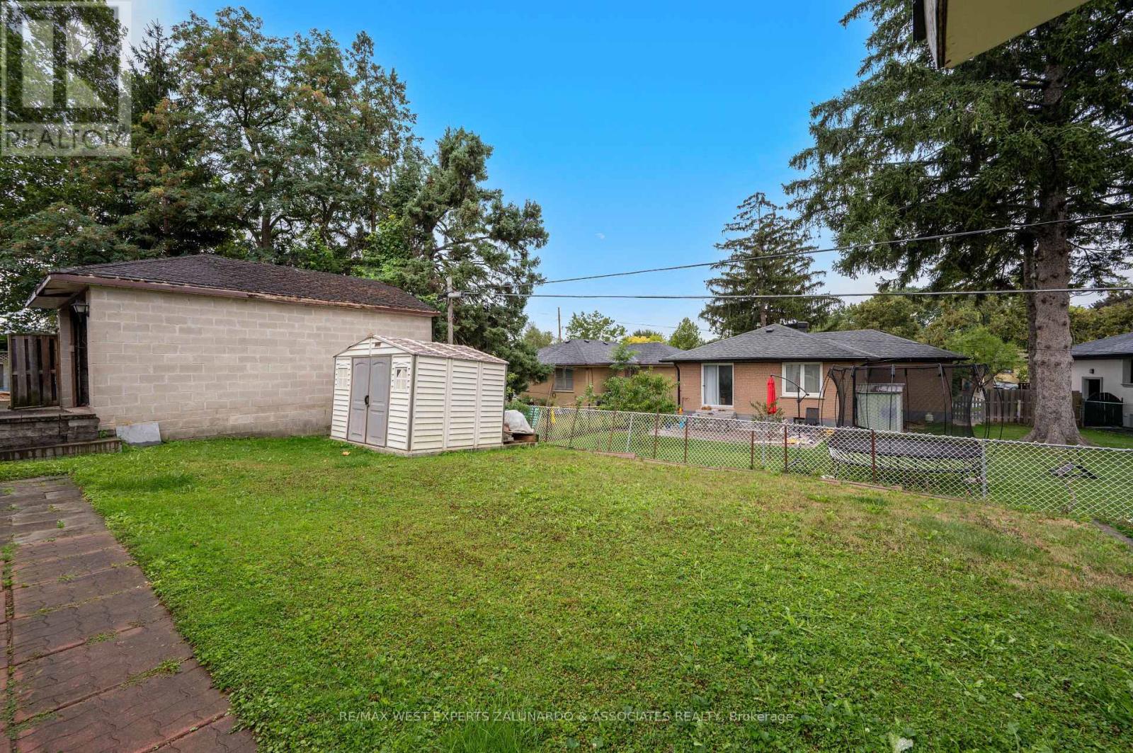 Photo 28 of 10 Dashwood Crescent, Toronto ON