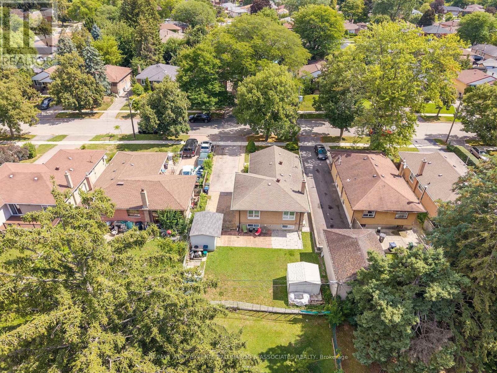 Photo 14 of 10 Dashwood Crescent, Toronto ON