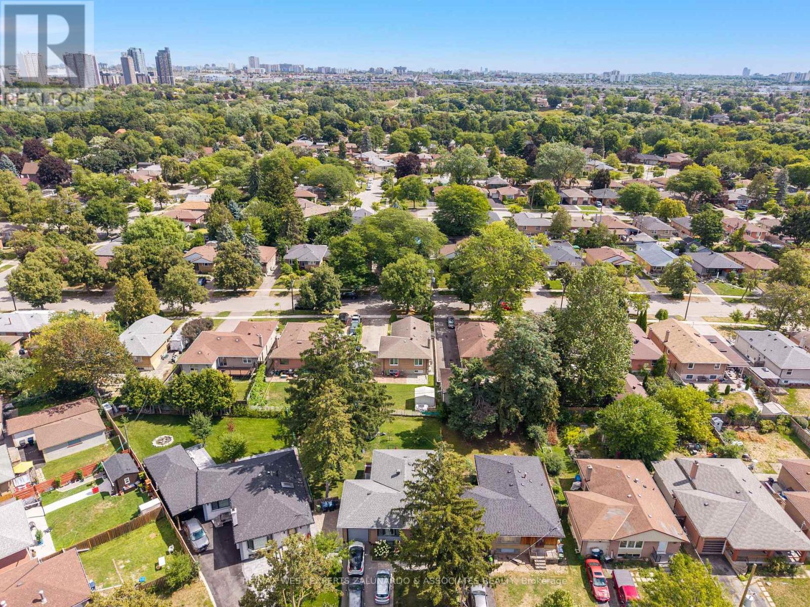 Photo 5 of 10 Dashwood Crescent, Toronto ON