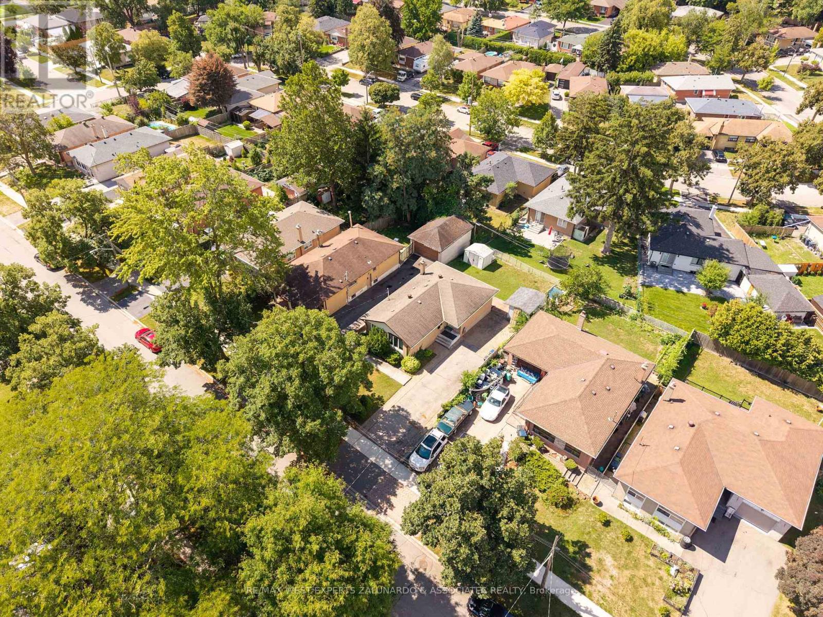 Photo 13 of 10 Dashwood Crescent, Toronto ON