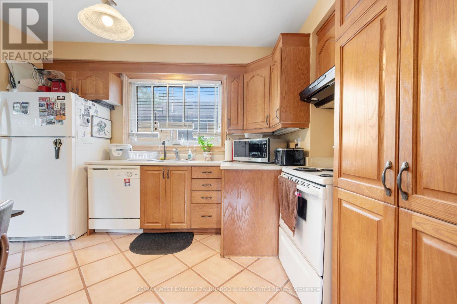 Photo 34 of 10 Dashwood Crescent, Toronto ON