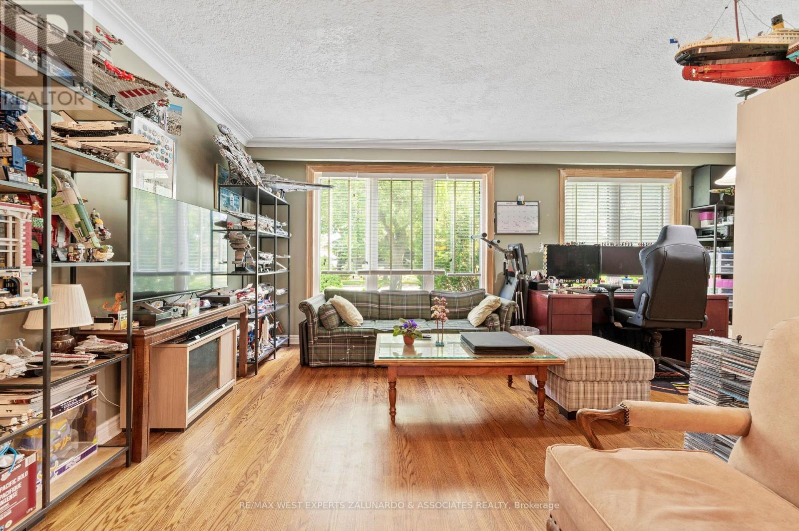 Photo 15 of 10 Dashwood Crescent, Toronto ON