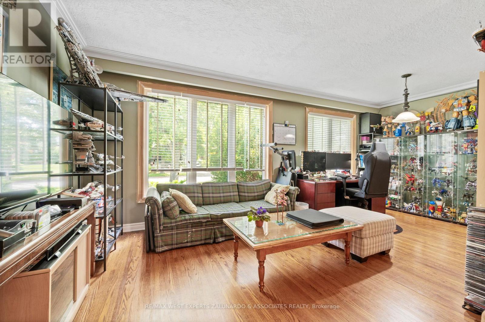 Photo 6 of 10 Dashwood Crescent, Toronto ON