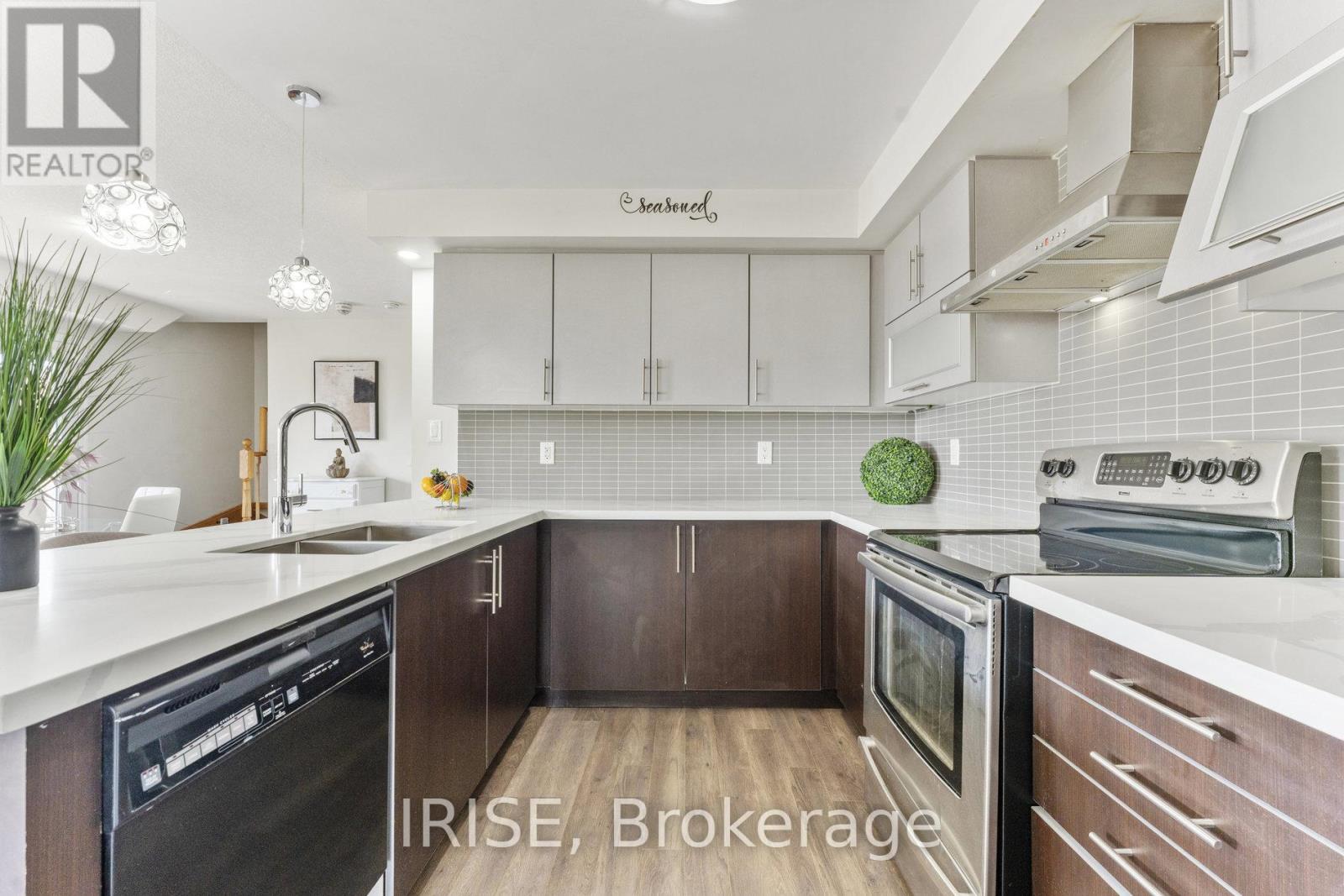 Photo 17 of 49 Golden Springs Drive, Brampton ON