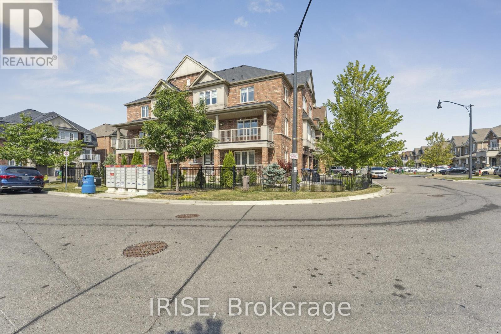 Photo 2 of 49 Golden Springs Drive, Brampton ON