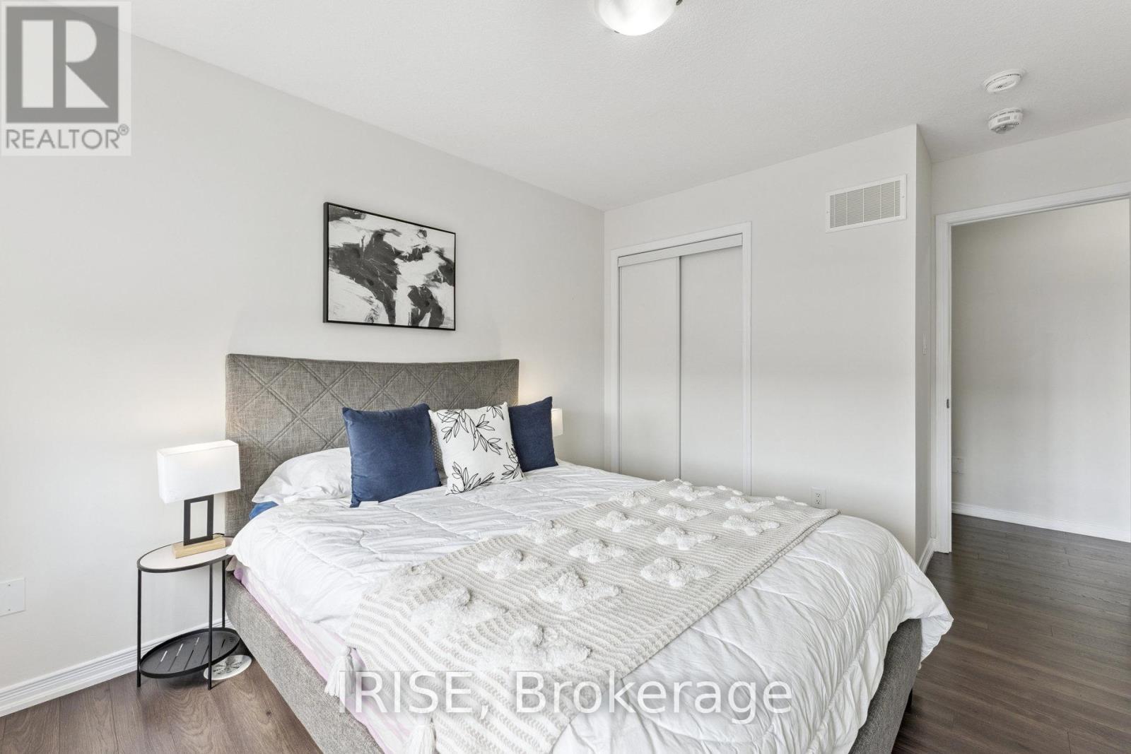 Photo 26 of 49 Golden Springs Drive, Brampton ON
