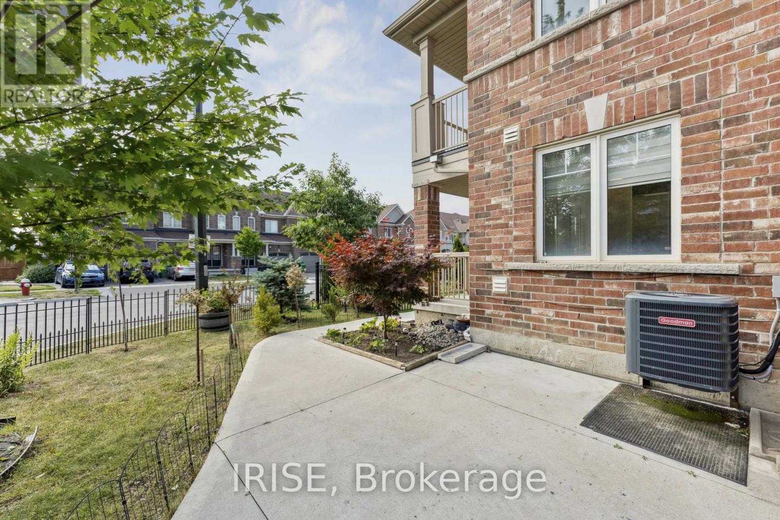 Photo 33 of 49 Golden Springs Drive, Brampton ON