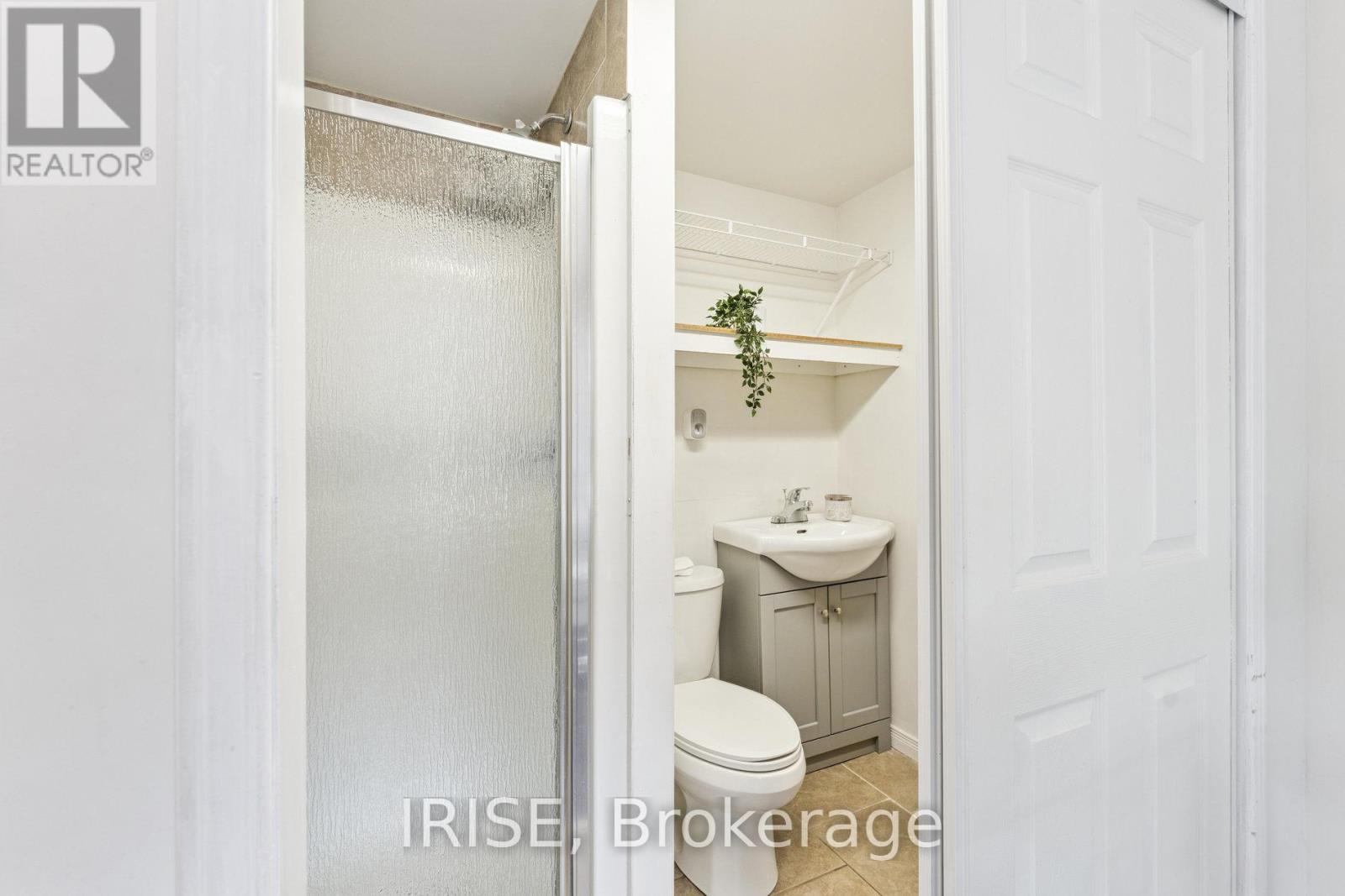Photo 8 of 49 Golden Springs Drive, Brampton ON