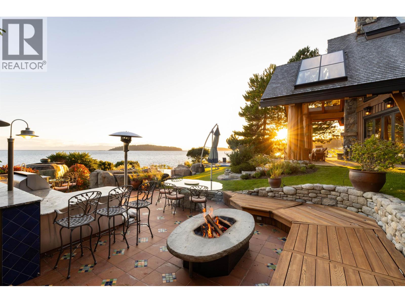 5871 SUNSHINE COAST HIGHWAY, Sechelt