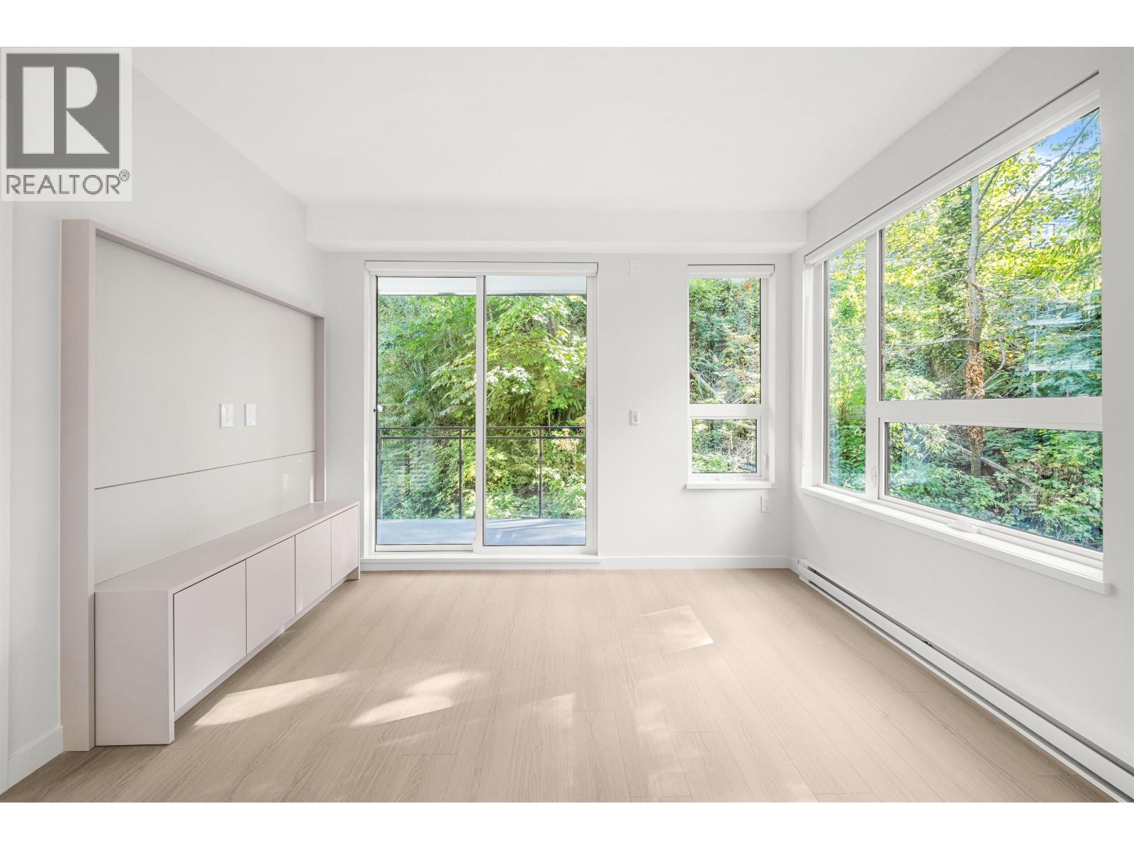 Photo 5 of 303 2015 St Johns Street, Port Moody BC