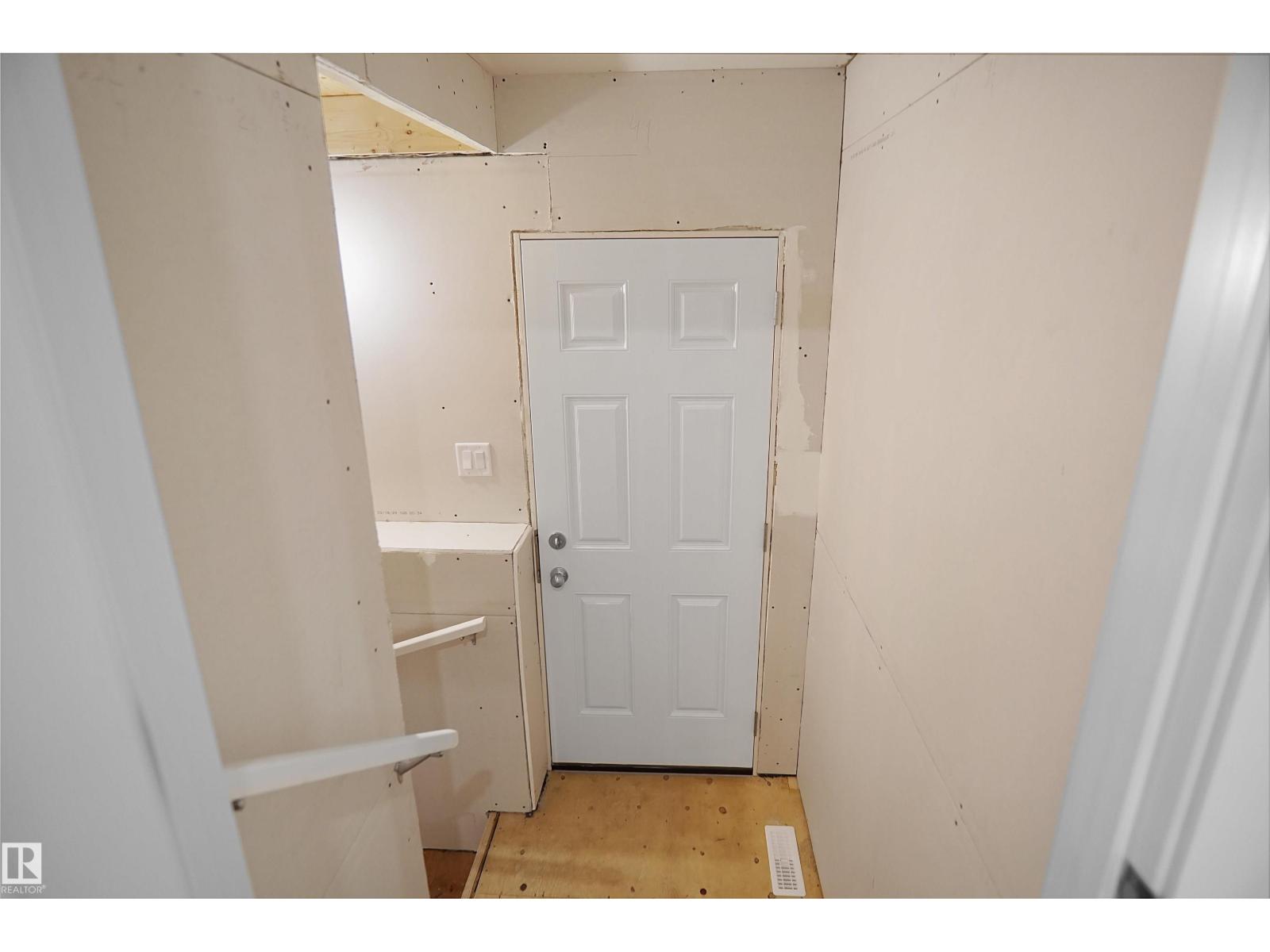Photo 12 of 20608 27 Av Nw, Edmonton AB