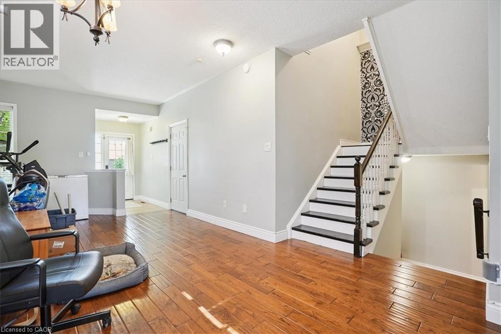 Photo 36 of 70 Moore Crescent, Ancaster ON