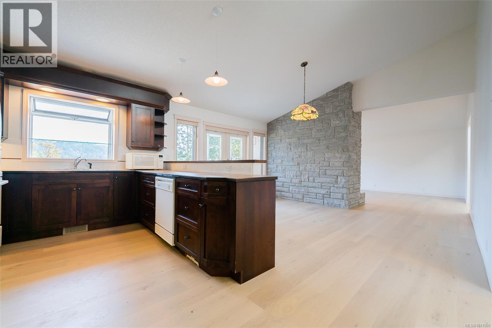 Photo 5 of 5030 Limberis Dr, Ladysmith BC