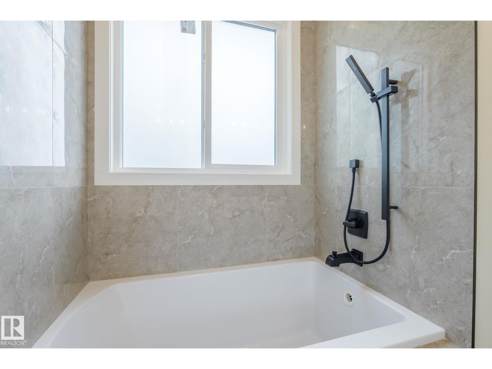 Photo 4 of 9629 152 St Nw, Edmonton AB