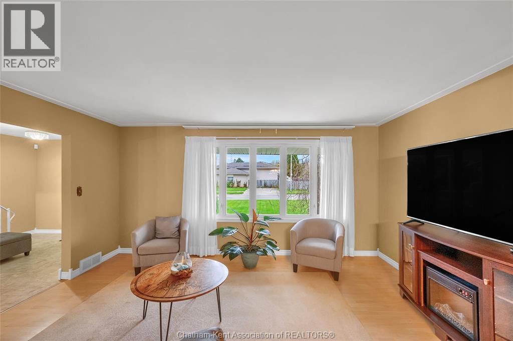 Photo 10 of 33 Sylvester Drive, Chatham ON