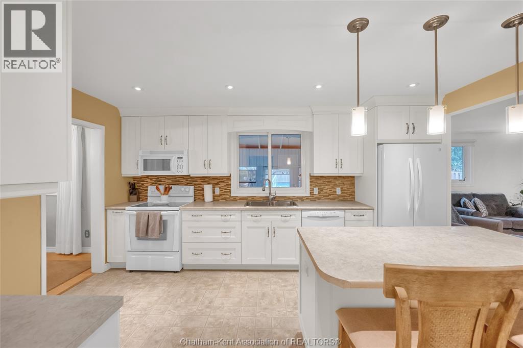 Photo 15 of 33 Sylvester Drive, Chatham ON