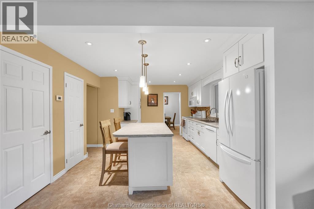 Photo 18 of 33 Sylvester Drive, Chatham ON